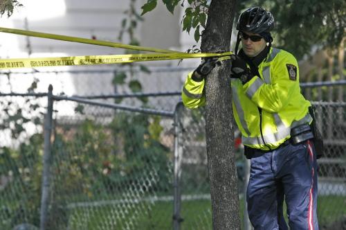 John Woods / Winnipeg Free Press / September 15/07- 070915  - Cops were called to 565 College to investigate the shooting of a 16 year old male on Saturday September 15/07.