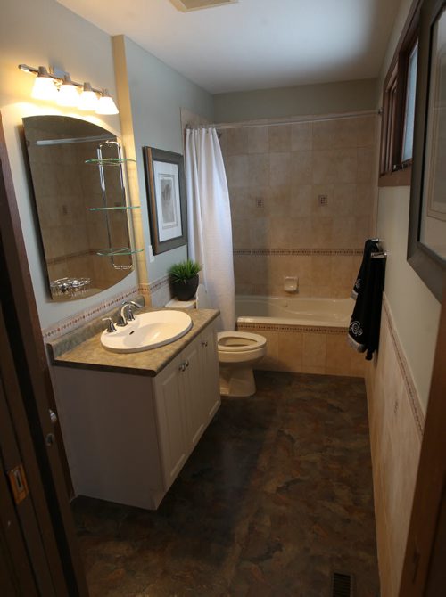 50 Mansfield Crescent in River Park South -Shared bathroom 2nd floor-See Todd Lewys story- Jan 20, 2015   (JOE BRYKSA / WINNIPEG FREE PRESS)