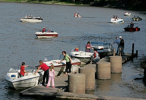 BORIS MINKEVICH / WINNIPEG FREE PRESS 070916 Many boats lined up to make use of the boat launch at St. Vital Park. The park has two docks to launch boats usually but one was usable. The beautiful weather drew people to the river.