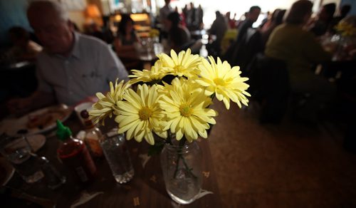 The Tallest Poppy had a full house Friday at lunch hour. Flowers adorne every table at the diner recently instaled in the Sherbrook Inn. See Dave Sanderson story. January 23, 2015 - (Phil Hossack / Winnipeg Free Press)