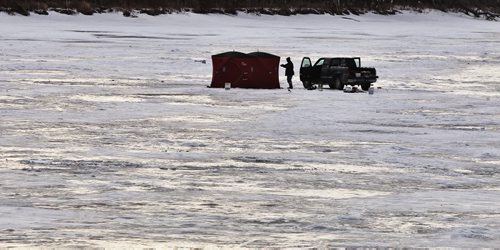 Ice fishing on the Red River north of Selkirk, MB, is well underway Sunday morning as temperatures hover around -7c.  150125 January 25, 2015 Mike Deal / Winnipeg Free Press