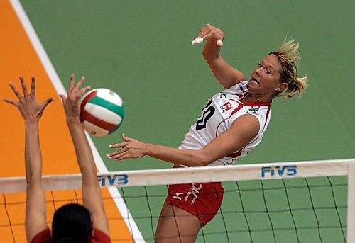 BORIS MINKEVICH / WINNIPEG FREE PRESS  070918 Canada vs. Puerto Rico Womens Volleyball at the Investors Group Centre. Canada's #10 Stacey Penner slams the ball in the second set.