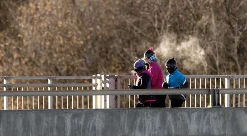 Joggers make their way over the Maryland Street bridge Sunday morning.   150201 February 01, 2015 Mike Deal / Winnipeg Free Press