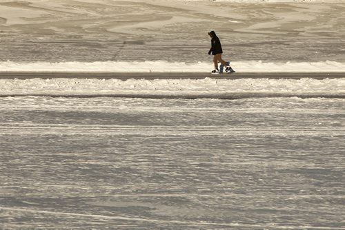 A skater makes their way along the River Trail on the Red River Sunday morning.  150201 February 01, 2015 Mike Deal / Winnipeg Free Press