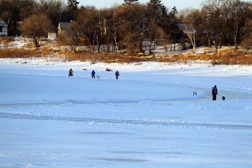 LOCAL STANDUP WEATHER -Skaters on the Red River near Lindale Drive. BORIS MINKEVICH / WINNIPEG FREE PRESS  FEB. 2, 2015