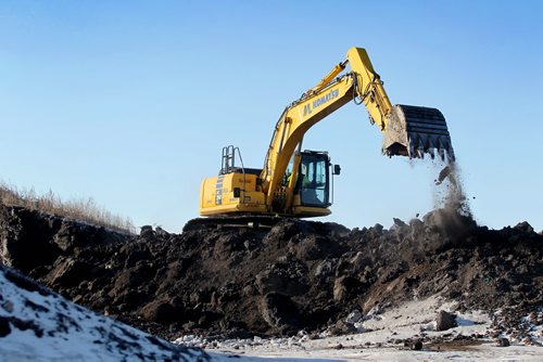 PROVINCE TAKES OVER Samborski Environmental Limited, a  COMPOSTING BUSINESS in southwest Winnipeg.  Photo of front-end loaders moving compost material Tuesday.  See story. Feb 03, 2015 Ruth Bonneville / Winnipeg Free Press