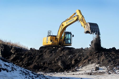 PROVINCE TAKES OVER Samborski Environmental Limited, a  COMPOSTING BUSINESS in southwest Winnipeg.  Photo of front-end loaders moving compost material Tuesday.  See story. Feb 03, 2015 Ruth Bonneville / Winnipeg Free Press