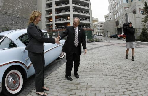 John Woods / Winnipeg Free Press / September 18/07- 070918  - Mayor Sam Katz shakes hands with Lisa Holowchuck, executive director of Exchange  District Biz Tuesday as they get out of the car at the new Canwest Global Place Courtyard September 18/07.