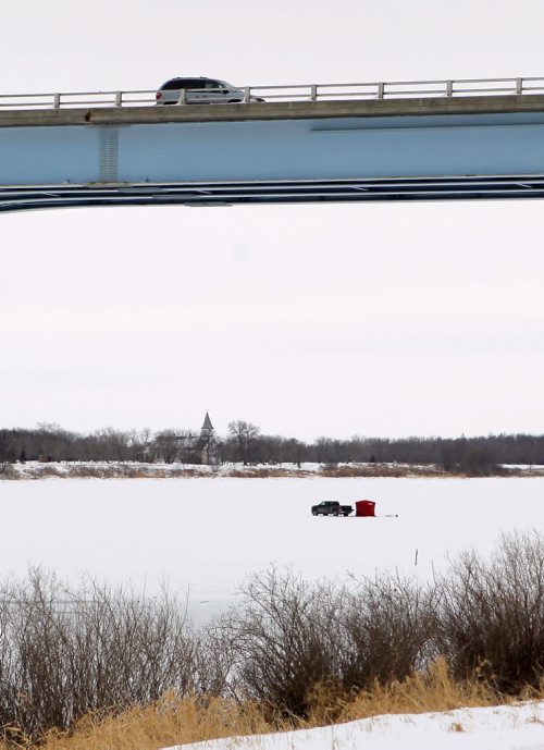 STANDUP - An ice fishing setup neat the bridge crossing the Red River on Provincial Trunk Highway 4. BORIS MINKEVICH / WINNIPEG FREE PRESS  FEB. 9, 2015