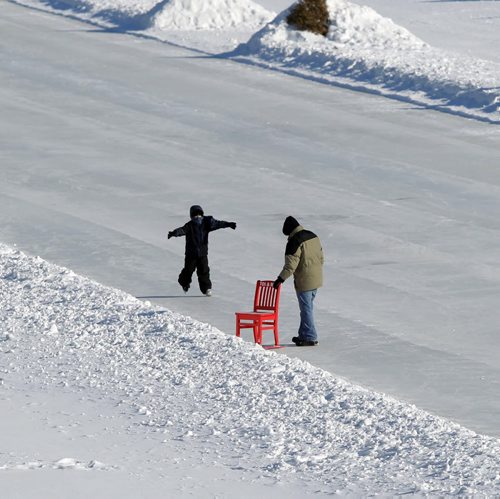 LOCAL - WEATHER STANDUP - Skaters Mike Milner and his 6 yer old son Liam, in black snowsuit) enjoy the cold weather on the river trail near The Forks in Downtown Winnipeg. Shot from the bridge on St. Marys Road/Main Street. BORIS MINKEVICH / WINNIPEG FREE PRESS  FEB. 18, 2015