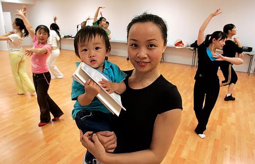 BORIS MINKEVICH / WINNIPEG FREE PRESS  070927 Yun Cheng teaches Chinese Folk Dance at the Great Wall Dance Academy. Here she holds her 1 year old daughter Joanne Du.