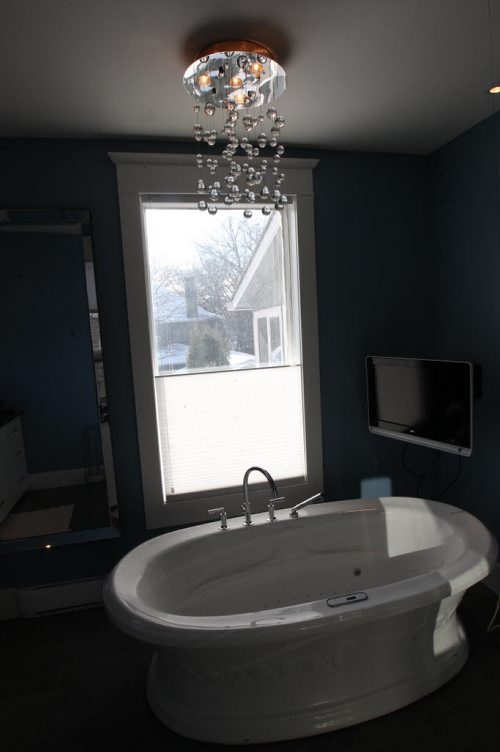 566 Wardlaw Avenue in Osborne Village2nd floor bathroom-See Todd Lewys story- Feb 24, 2015   (JOE BRYKSA / WINNIPEG FREE PRESS)