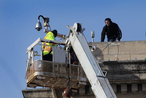 A crew install a camera on the south west corner of the Legislative building Friday afternoon.  Friday, Feb. 26, 2015 Ruth Bonneville / Winnipeg Free Press.