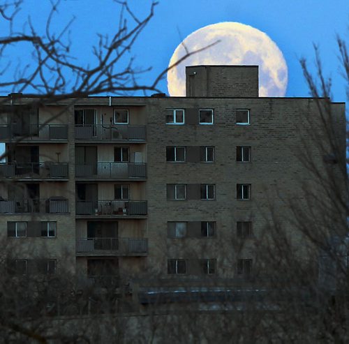 Near full moon sets behind the Winnipeg skyline Friday morning-Standup phot0 - Mar 06, 2015   (JOE BRYKSA / WINNIPEG FREE PRESS)