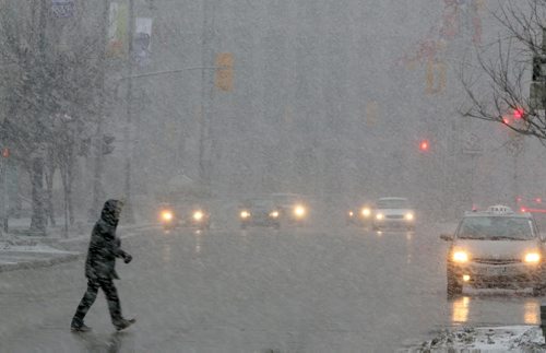 Heavy snow falls on Portage Avenue near Fort Street, Saturday, March 7, 2015. (TREVOR HAGAN/WINNIPEG FREE PRESS)