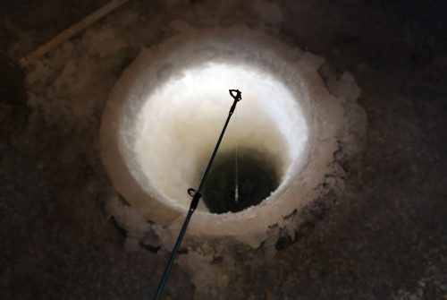A fishing line waits for action on  Lake Winnipeg aprx 45 km north of Winnipeg to get to their favorite fishing holes- - see Mellisa Tait/Bryksa ice fishing feature story  Apr, 2015   (JOE BRYKSA / WINNIPEG FREE PRESS)