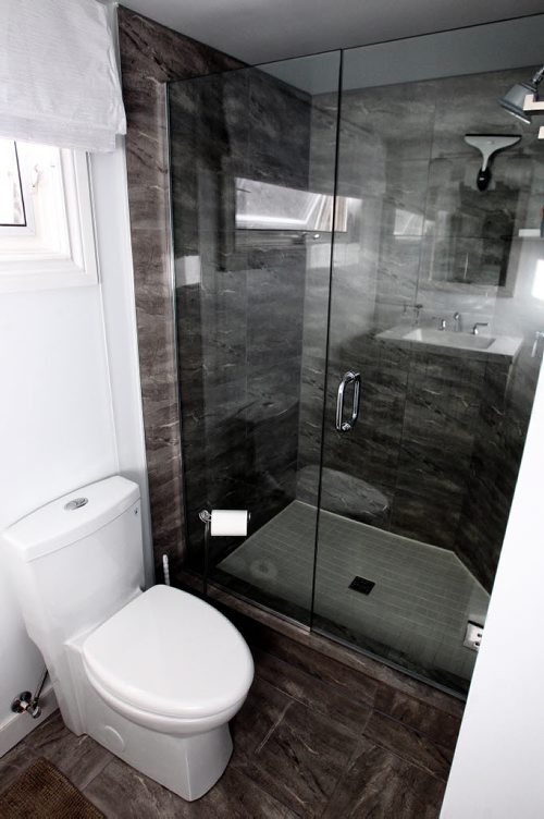 Re-sale Home at 266 Queenston Street Master bedroom bathroom.  150310 March 10, 2015 Mike Deal / Winnipeg Free Press