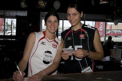 Stephanie Penner and Melissa Raymond of Team Canada Volleyball take orders during the event. Winnipeg Free Press