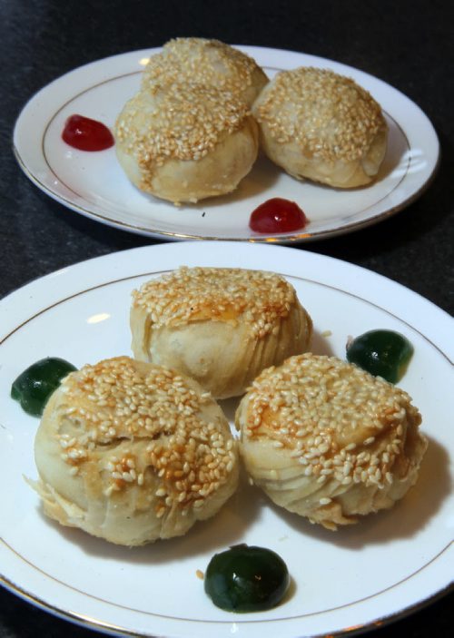 RESTAURANT REVIEW - Hai Shang at 2991 Pembina Highway . Red Bean  (top) and Mashed Turnip pasteries.(bottom).  BORIS MINKEVICH/WINNIPEG FREE PRESS MARCH 16, 2015