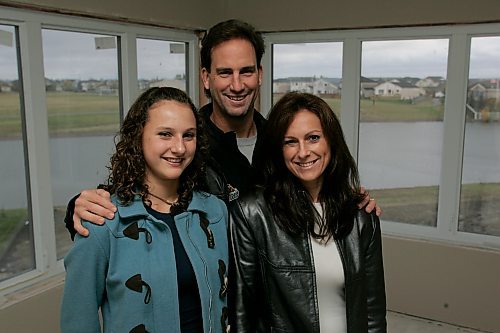 BORIS MINKEVICH / WINNIPEG FREE PRESS  071009 Manitoba Moose coach Scott Arniel with his wife Lia and daughter Stephanie pose for photos at their new house that is under construction in Linden Woods.