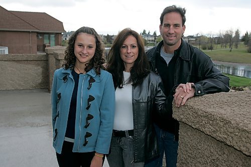 BORIS MINKEVICH / WINNIPEG FREE PRESS  071009 Manitoba Moose coach Scott Arniel with his wife Lia and daughter Stephanie pose for photos at their new house that is under construction in Linden Woods.