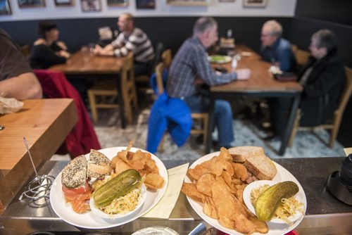 150320 Winnipeg - DAVID LIPNOWSKI / WINNIPEG FREE PRESS  Sherbrook Street Delicatessen Proprietor Jon Hochman at his restaurant Friday March 20, 2015.