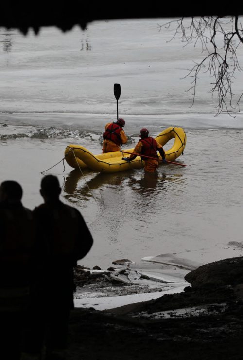 Water rescue personal search for a person that was believed to have fallen into the Red River near the Redwood Bridge Saturday.  Search was called off after no body was found.   March 28, 2015 Ruth Bonneville / Winnipeg Free Press.
