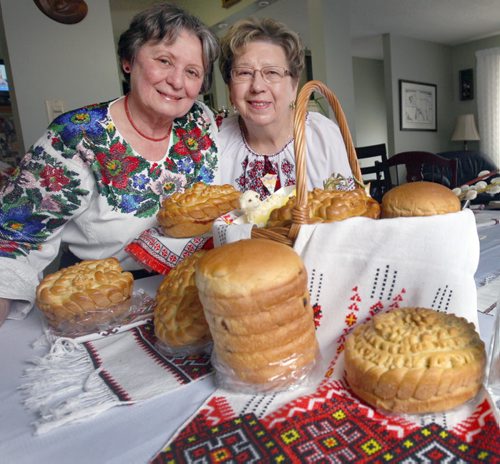 Elsie Marykuca, left, and Pauline Kowalchuk with their decorated Easter paska and babka breads- See Brenda Suderman faith story- Mar 30, 2015   (JOE BRYKSA / WINNIPEG FREE PRESS)