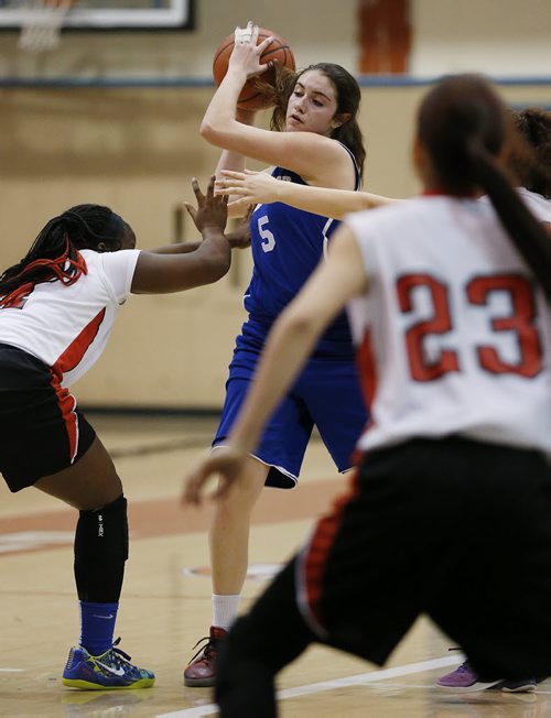 March 23, 2015 - 150323  -  Oak Park Raiders in the girls Manitoba High School AAAA Basketball Championship game at the U of Winnipeg Monday, March 23, 2015. John Woods / Winnipeg Free Press