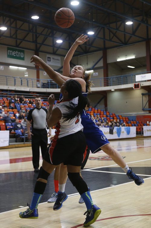 March 23, 2015 - 150323  -  Oak Park Raiders in the girls Manitoba High School AAAA Basketball Championship game at the U of Winnipeg Monday, March 23, 2015. John Woods / Winnipeg Free Press