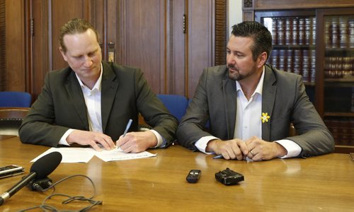 NDP MLAs Rob Altemeyer, left, with Dave Gaudreau at the signing of the "Pledge of Solidarity" sheet in the NDP Caucus Room Tuesday.  Bruce Owen story  Wayne Glowacki/Winnipeg Free Press March 31  2015