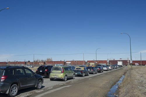 150331 Winnipeg - DAVID LIPNOWSKI / WINNIPEG FREE PRESS  Traffic waits for a train to cross the Waverley at Taylor train tracks Tuesday March 31, 2015.