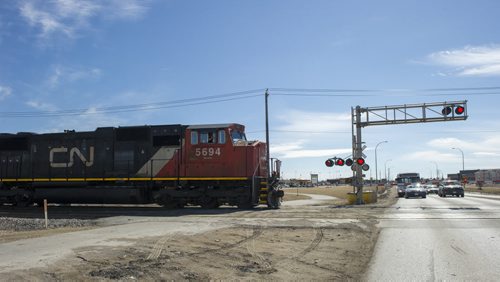 150331 Winnipeg - DAVID LIPNOWSKI / WINNIPEG FREE PRESS  Traffic waits for a train to cross the Waverley at Taylor train tracks Tuesday March 31, 2015.