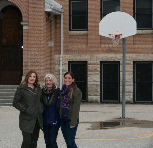 Karen Court (centre) with her daughters Jamie (left) and Jessica at Earl Grey school, where the family often volunteered to care for basketball courts. The family will be the recipients for the Manitoba Liquor & Lotteries Family IMPACT Award for their community work on April 14th. For volunteers column by Aaron Epp 150403 - Friday, April 03, 2015 - (Melissa Tait / Winnipeg Free Press)