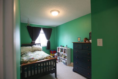 Resale home at 38 Bourkewood in Silver Heights realtor Renee Dewar. Childs bedroom.   April 7, 2015 Ruth Bonneville / Winnipeg Free Press.