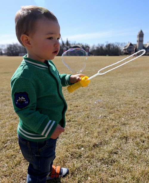 Lucas Dempsey, 23mo, playing with bubbles along with his mother, Marie and father, Aaron, in Assiniboine Park, Saturday, April 11, 2015. (TREVOR HAGAN/WINNIPEG FREE PRESS)