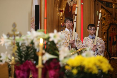 Altar Boys while His Eminence Metropolitan Yurij, Archbishop of Winnipeg and the Central Eparchy, not shown, leads Pascha service at Holy Trinity Ukrainian Orthodox Cathedral, Sunday, April 12, 2015. (TREVOR HAGAN/WINNIPEG FREE PRESS)
