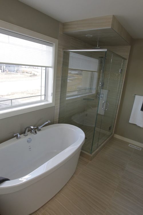 NEW HOMES  - 136 Lake Bend Road. Master bath. BORIS MINKEVICH/WINNIPEG FREE PRESS APRIL 13, 2015