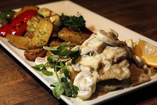 ENT - REST REVIEW - Bellissimo Restaurant & Lounge. Lemon veal scallopini.  BORIS MINKEVICH/WINNIPEG FREE PRESS APRIL 20, 2015