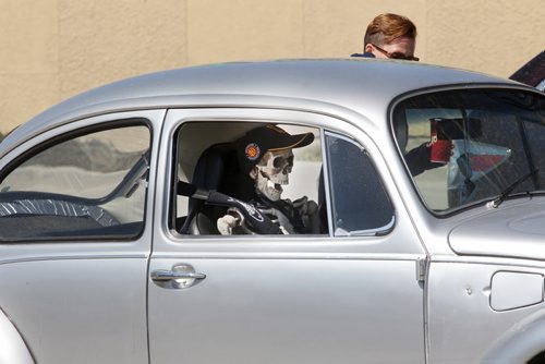 Ill be Right Back- Heather Pacaud leaves her co-pilot in her 76 Volkswagen at the Value Village on Ellice Ave Wednesday-Standup Photo Apr 22, 2015   (JOE BRYKSA / WINNIPEG FREE PRESS)