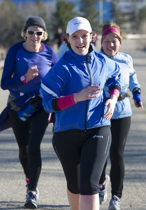 150422 Winnipeg - DAVID LIPNOWSKI / WINNIPEG FREE PRESS  Grace Romund works for the Running Room, and leads a group of runners training for the full and half marathons up the hill at Westview Park (garbage hill) Wednesday April 22, 2015.   Scott Billeck article for 49.8 - TRAINING BASKET
