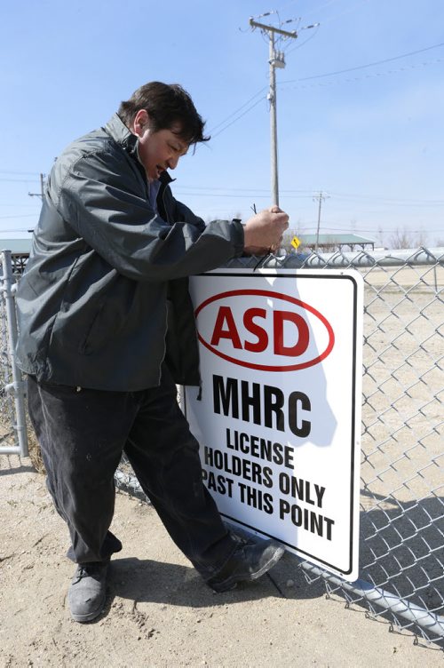 49.8 Mel Nault, Assiniboia Downs staffer attached signage to the backstretch area as a result of MHRC security concerns.  Paul Wiecek story Wayne Glowacki/Winnipeg Free Press April 23 2015