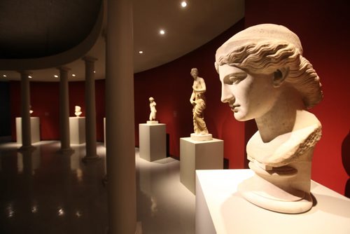 Head in the style of "Hera Farnese"  at the Olympus exhibit at the Winnipeg Art Gallery.   Ruth Bonneville / Winnipeg Free Press April 23, 2015