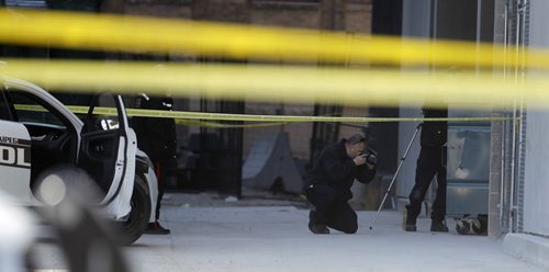 Police at the scene of a homicide behind a parking garage at the corner of Hargrave Street and Ellice Avenue, Saturday, April 25, 2015. (TREVOR HAGAN/WINNIPEG FREE PRESS)
