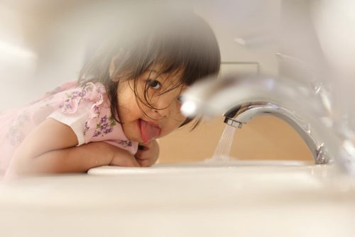 49.8   Feature photos on Early Childhood Educators working with kids at Splash Child Enrichment Centre on McGregor Street. Pre-school child gets a drink of water from tap while washing her hands.  See Mary Agnes Welch story.   Ruth Bonneville / Winnipeg Free Press April 28, 2015