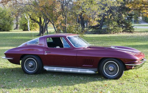 141024 Winnipeg - DAVID LIPNOWSKI / WINNIPEG FREE PRESS  Wayne Penner - 1967 Corvette