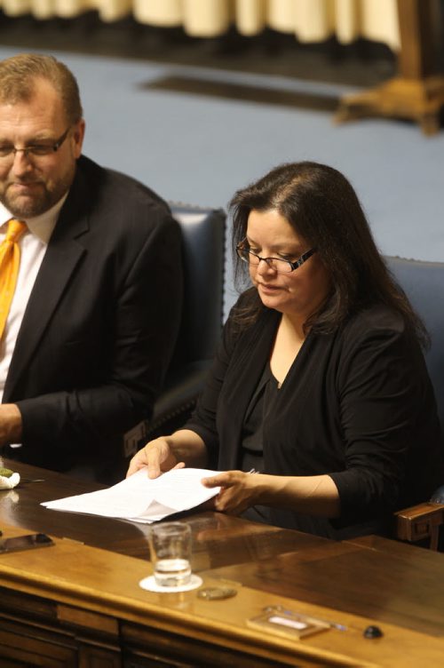 MLA Amanda Lathlin in Assembly at the Leg Wednesday.   Wednesday, May 06/15 Ruth Bonneville  / Winnipeg Free Press