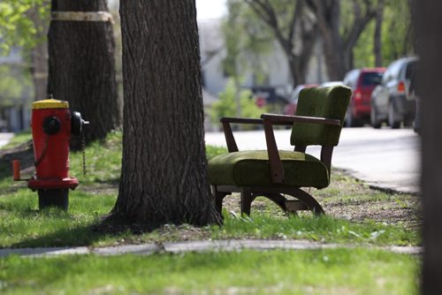 A green chair sits near the  curb in Wolsely Saturday for the free weekend giveaway event that is on this weekend.   May 09, 2015 Ruth Bonneville / Winnipeg Free Press