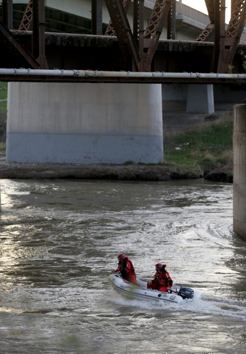 Water rescue searching under the St.James Bridge, Saturday, May 9, 2015. (TREVOR HAGAN/WINNIPEG FREE PRESS)