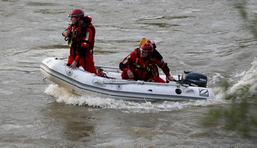 Water rescue searching near the St.James Bridge, Saturday, May 9, 2015. (TREVOR HAGAN/WINNIPEG FREE PRESS)